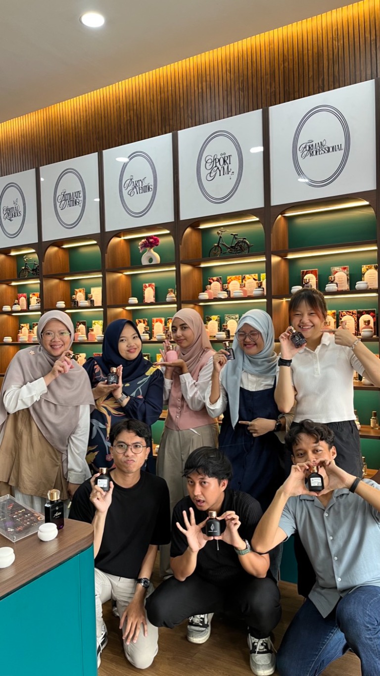 Peserta mencoba parfum Aroma Loka